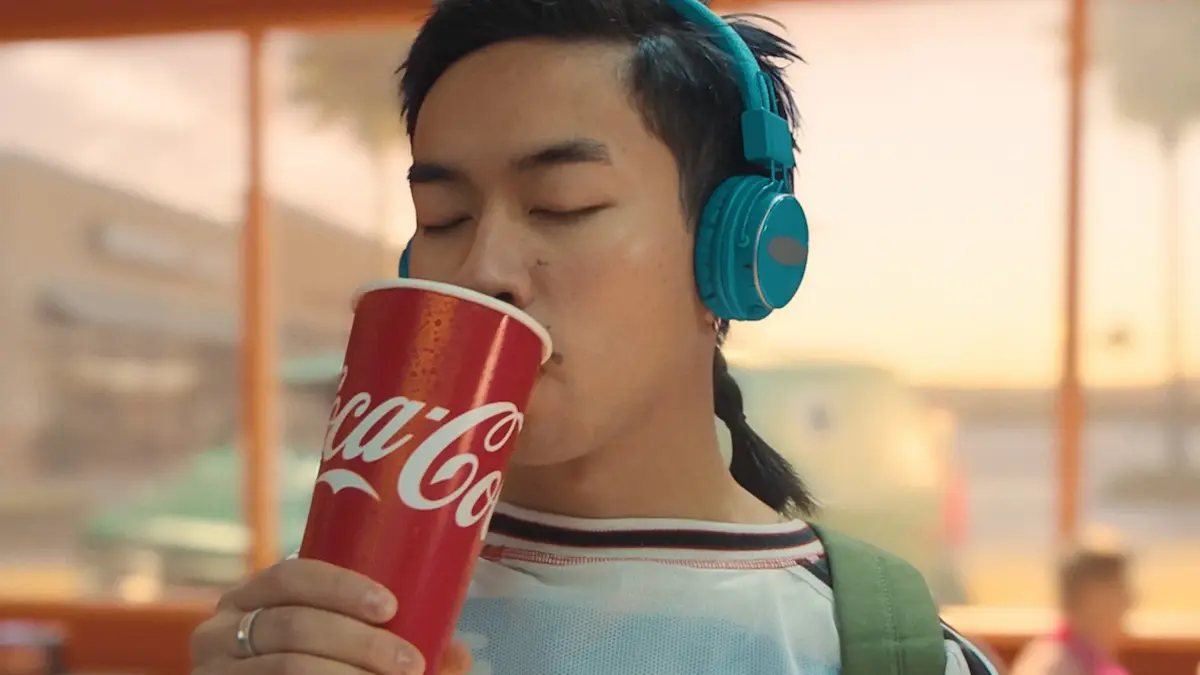 "...y una Coca-Cola": a campanha que conecta marcas
