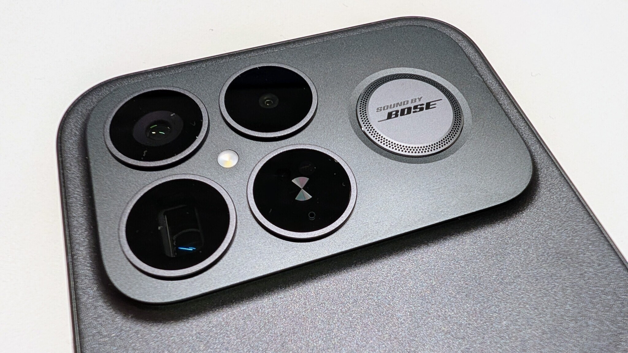 Desempenho sonoro do Xiaomi Poco F8 em destaque