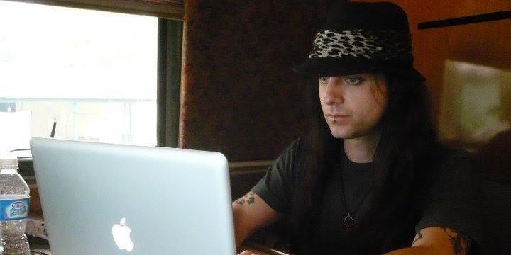 De banda de metal ao sucesso corporativo paralelo