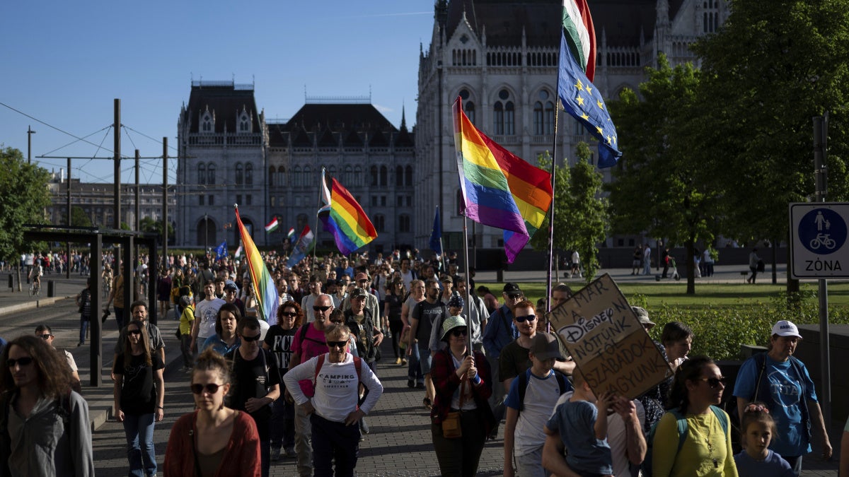 UE decide: Hungria deve alterar lei anti-LGBT