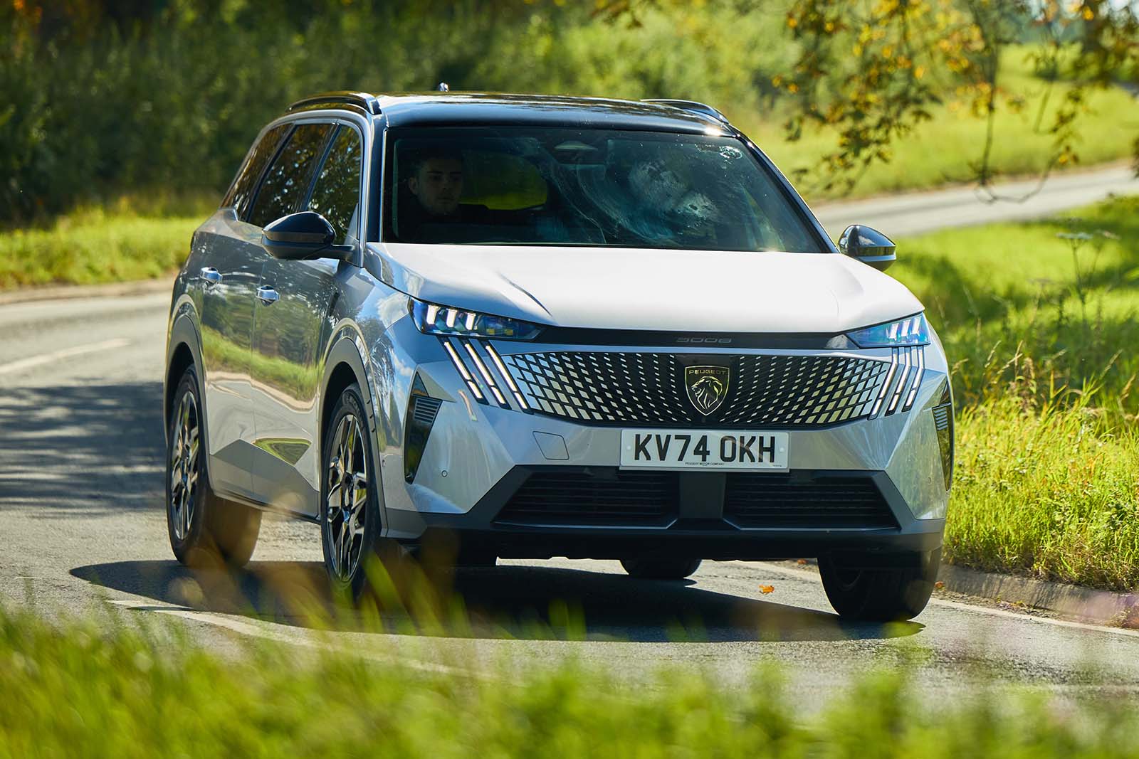 Peugeot mira novo carro-chefe, enfrenta desafios