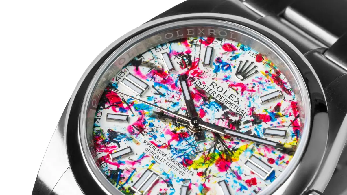 Arte: Relógio Rolex decorado por moscas