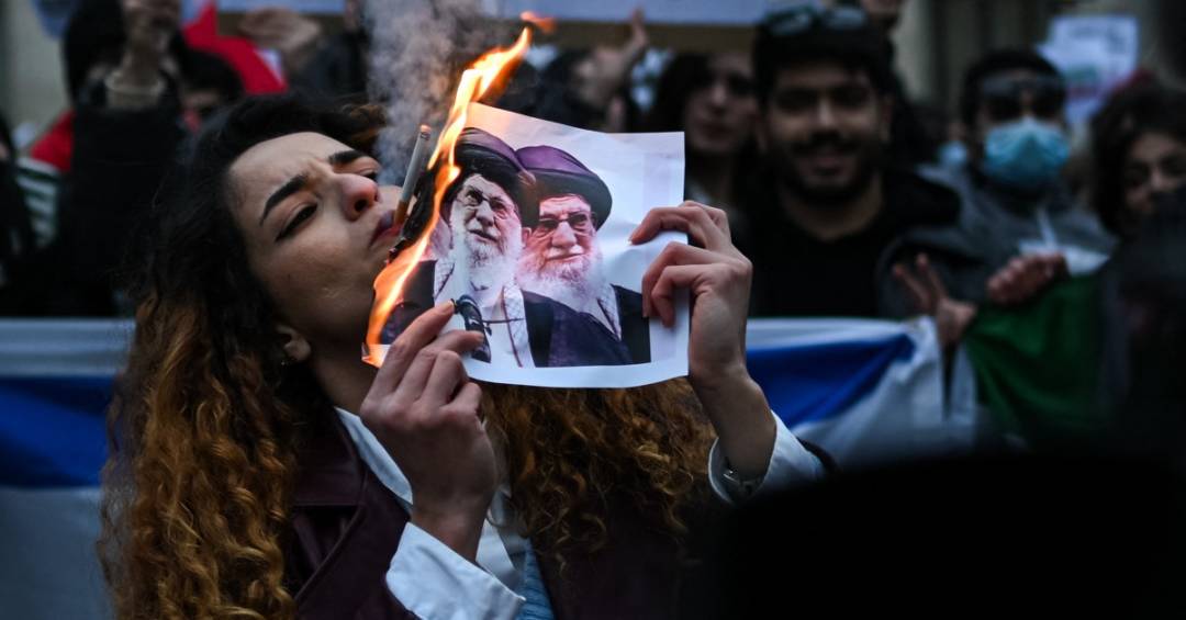 Repressão severa e silêncio global no Irã