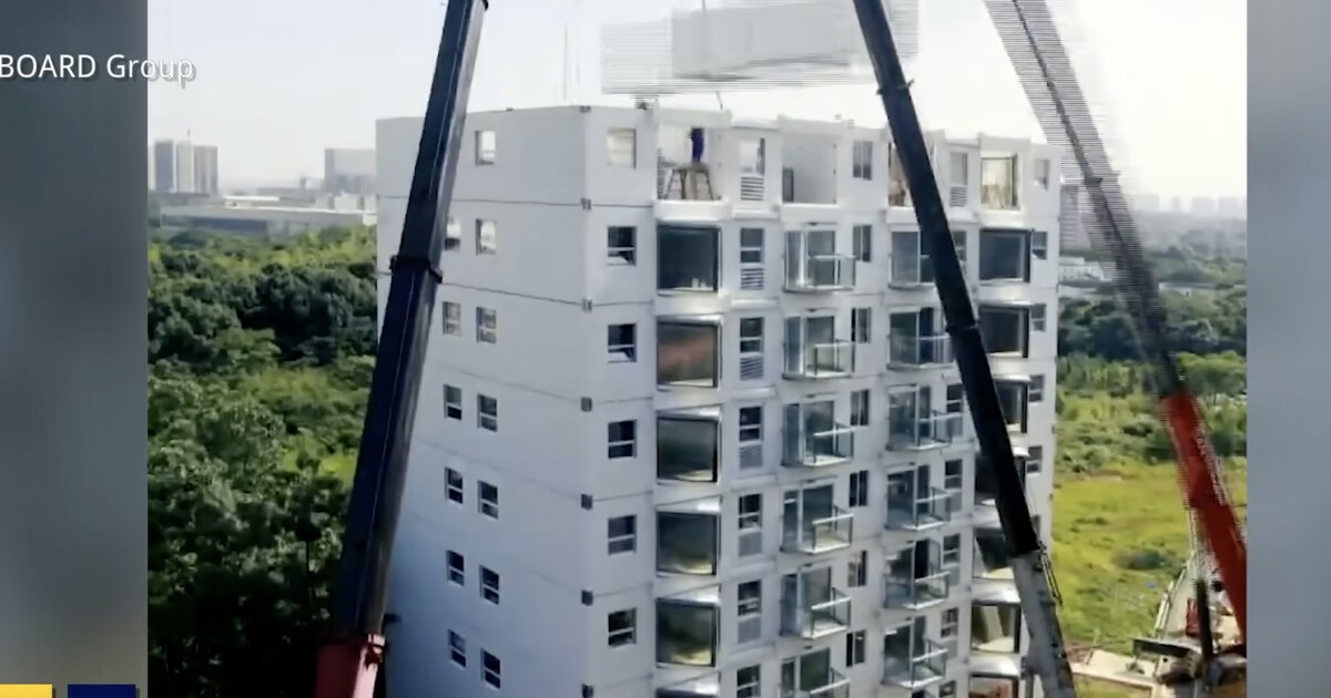 China constrói prédio de 10 andares em 28 horas