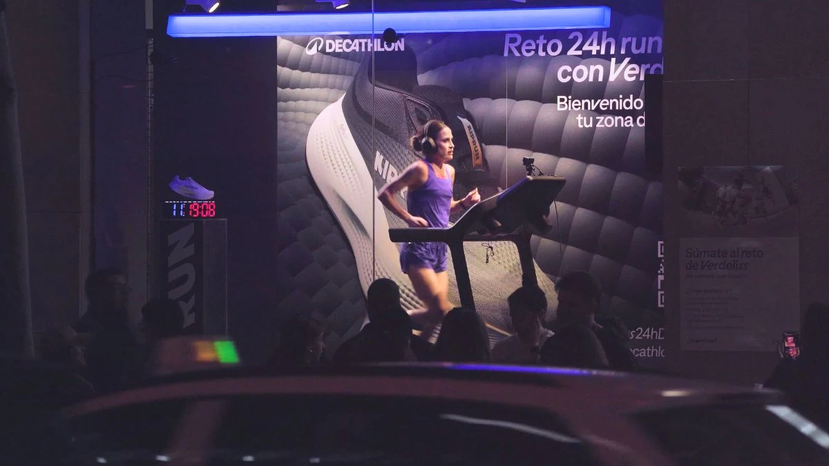 Influencer corre 24h para Decathlon em vitrine
