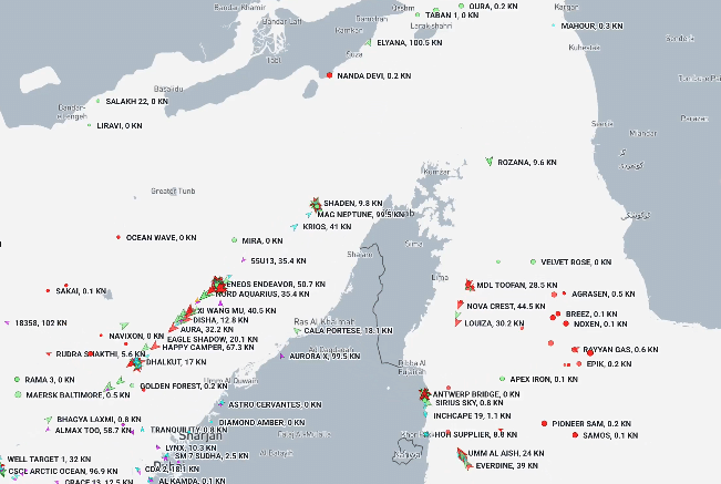 Navios retomam passagem pelo Estreito de Ormuz