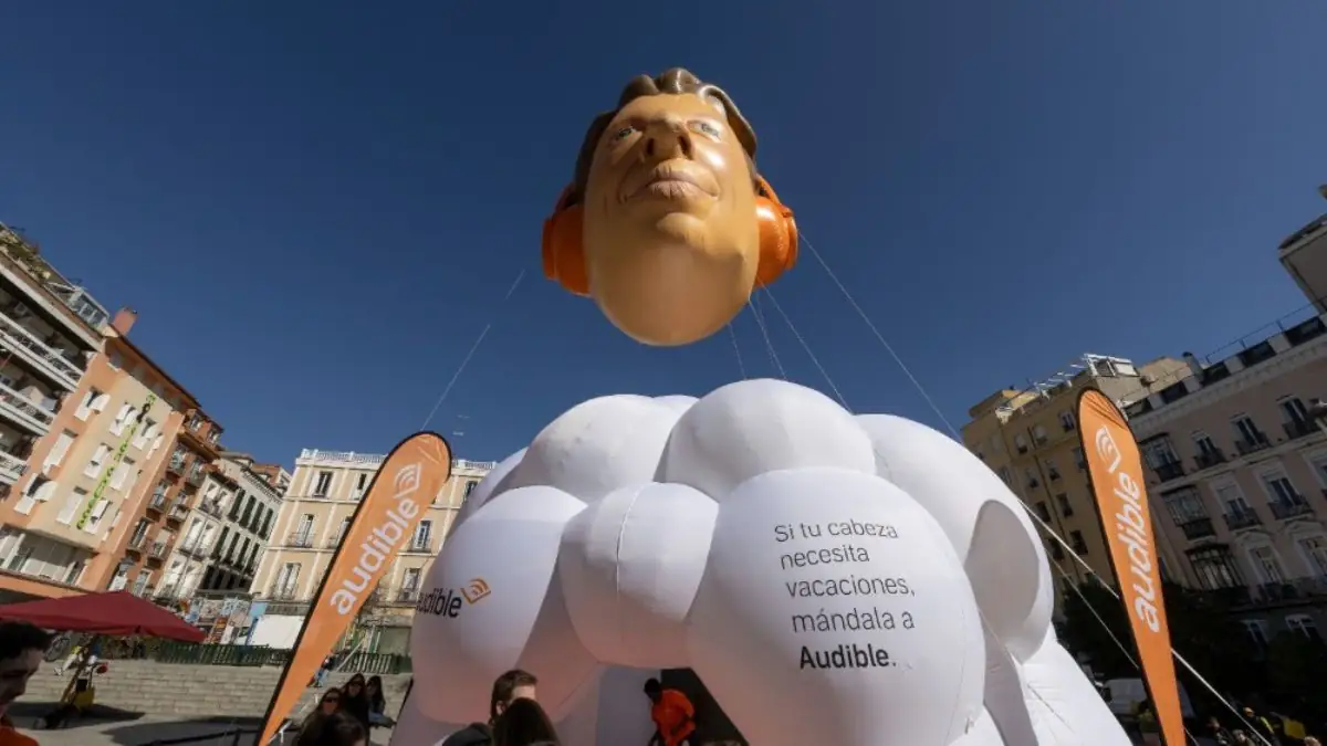 Cabeça gigante flutua em campanha da Audible