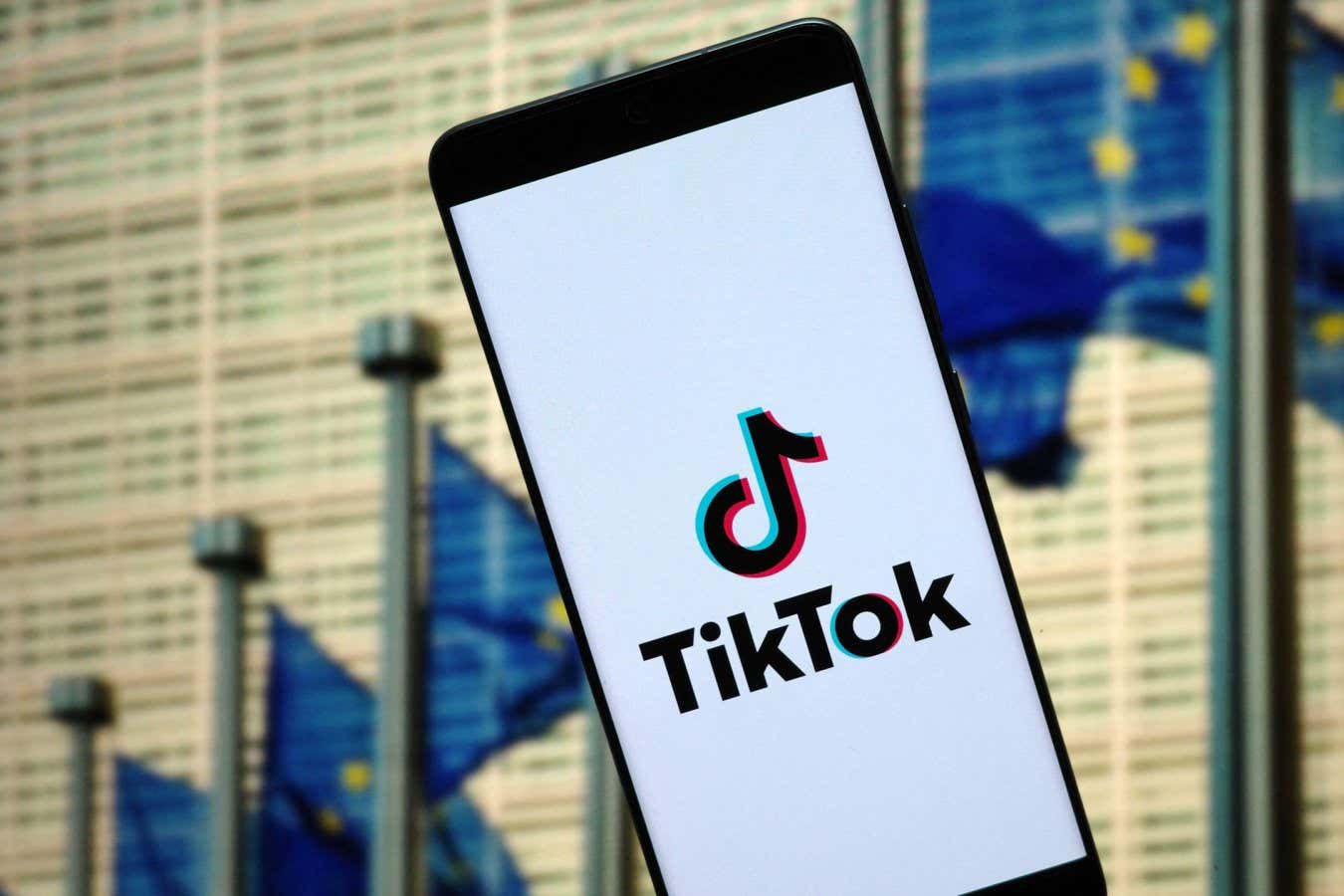 TikTok ignora lei e anuncia para menores sem aviso