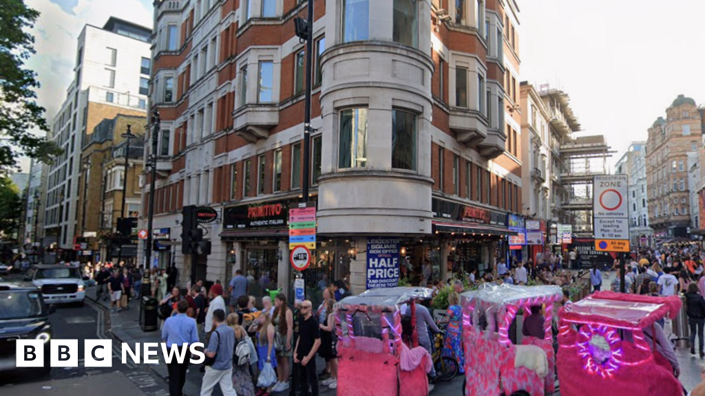Telas de LED recusadas na Leicester Square