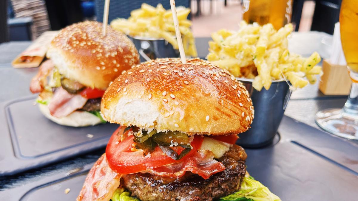 Bar inova com cardápio musical de hambúrgueres