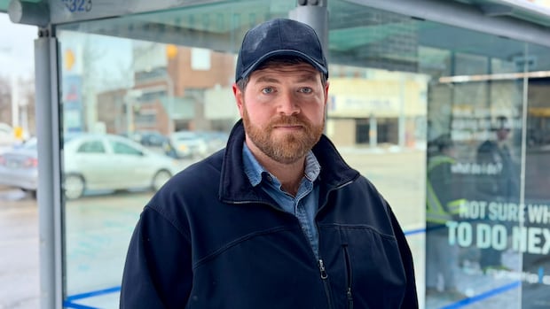 Empresário critica manutenção de abrigo sujo