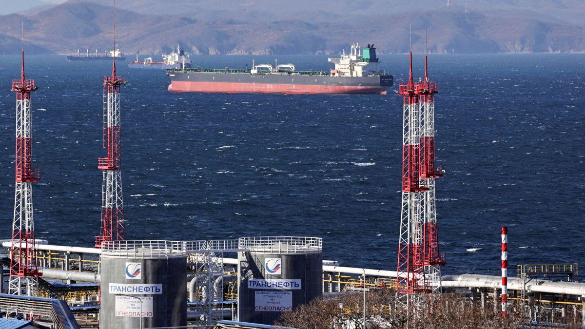 Ações caem com alta nos preços do petróleo