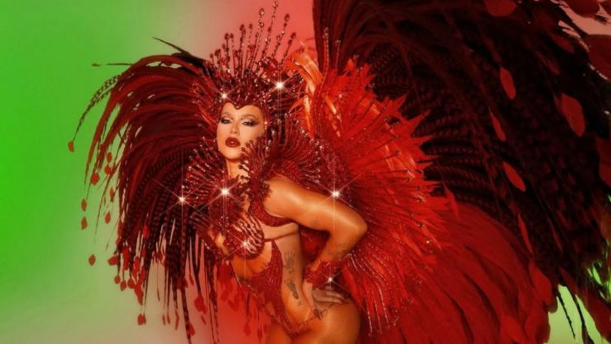 Virginia foca em público online mesmo com vaias