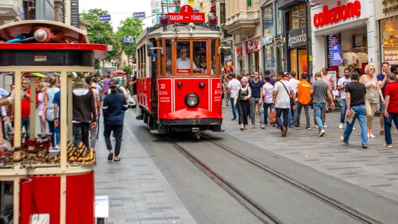 Movimento nas ruas de comércio de Istambul oscila
