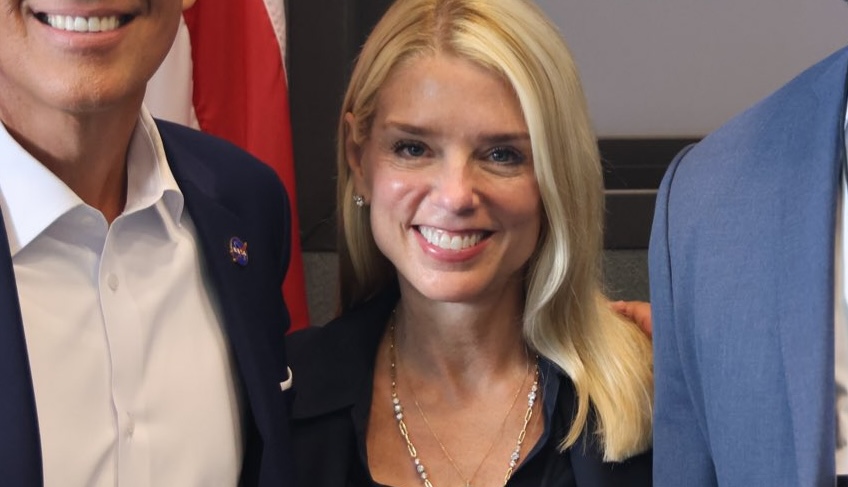 Pam Bondi Explora Novo Caminho no Marketing Multinível