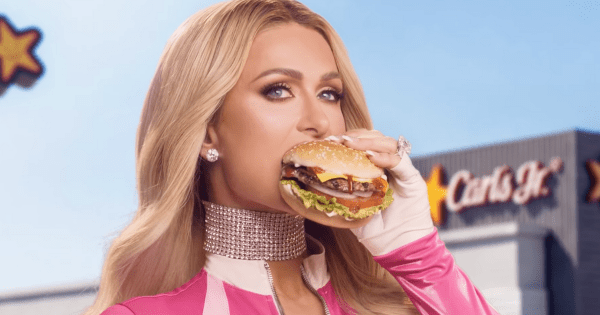 Carl's Jr. revigora campanha com Paris Hilton e IA